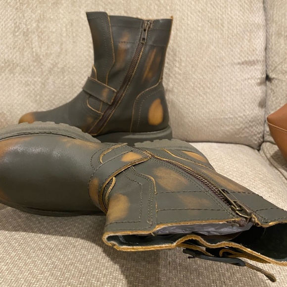 Steve Madden Shoes - Steve Madden distressed boots